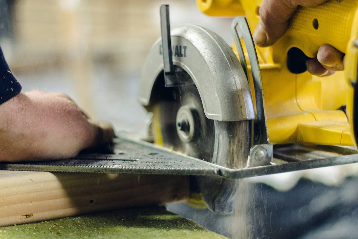 Infographic showing actual vs advertised cut depths for 7-inch circular saws at 90 and 45 degrees