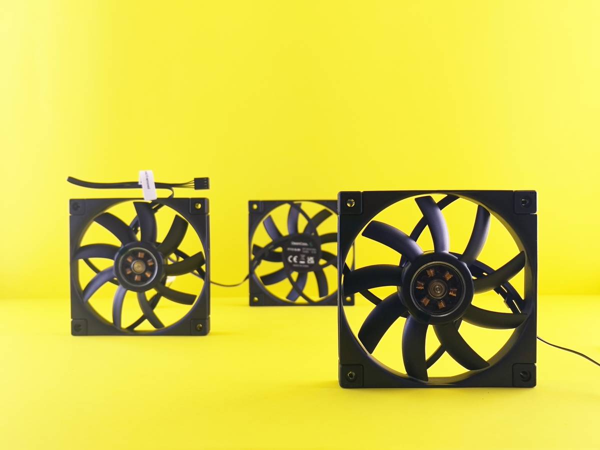 Side-by-side comparison of circular power saw types showing motor placement and weight balance
